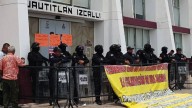 Continúa protesta de comerciantes en Cuautitlán Izcalli; se encendieron los ánimos con policías