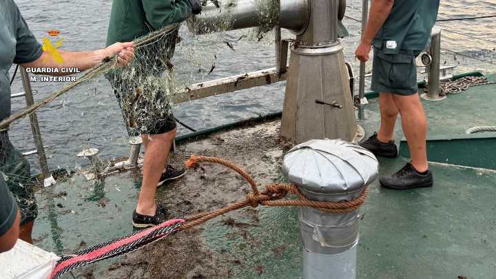 Pesca ilegal en Laredo y Santoña: descubren 51 nasas y una red de un kilómetro