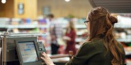 Dos grandes cadenas de supermercados buscan empleados con pocos requisitos: qué perfiles requieren y cómo postularse
