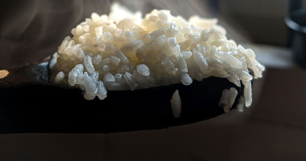 El secreto de chefs para darle más sabor al arroz sin usar consomé