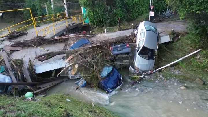 Lluvia Arrastra Autos y Quedan Atorados en Puente del Arroyo La Chueca en Santiago, Nuevo León