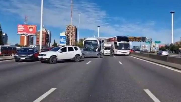 Impresionante choque múltiple en la General Paz: hay al menos ocho vehículos involucrados