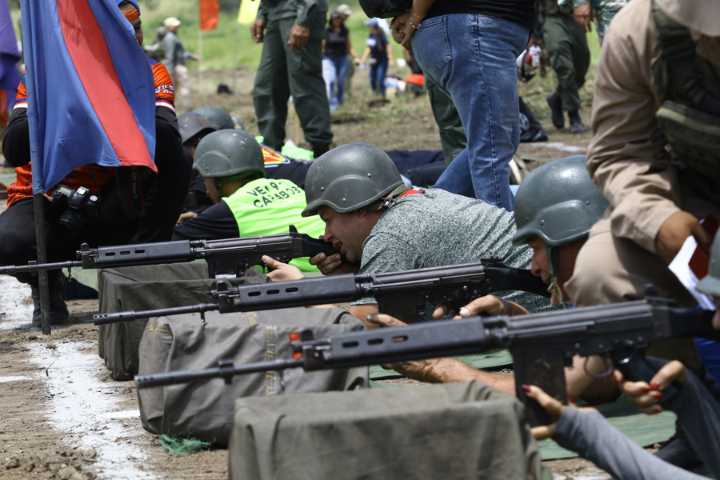 Venezolanos acuden al llamado de adiestramiento de Maduro ante "amenazas" de EE.UU.