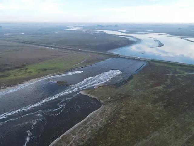 Miles de hectáreas bajo agua y reclamo por obras inconclusas