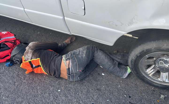 Graves dos motociclistas tras fuerte choque contra una camioneta en la 45 Norte