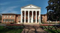 Hallaron cadáver de estudiante colgado de un árbol en universidad de Mississippi