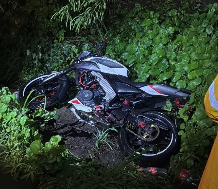 EN PLENA LLUVIA MOTOCICLISTA DERRAPA Y RESULTA LESIONADO