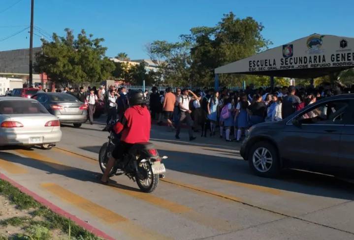 Vendedores ambulantes se aglomeran en salidas de escuelas de Los Cabos