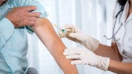 ¿Es mejor vacunarse en el brazo derecho o en el izquierdo? ¿Por qué es importante?