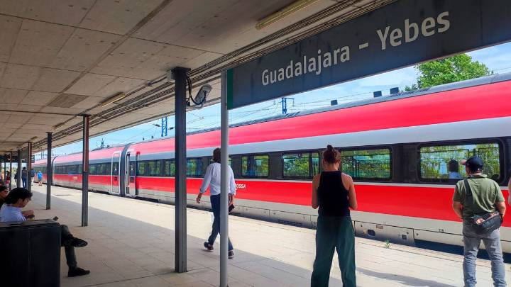 Un incendio entre Guadalajara y Soria suspende la circulación de los trenes AVE Madrid