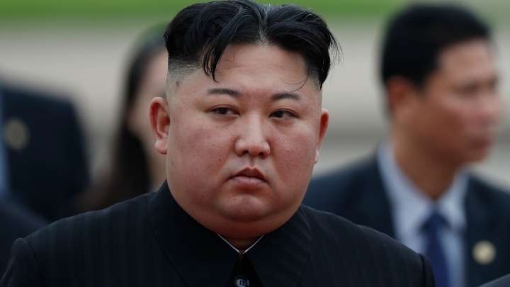La imagen viral de un guardaespaldas de Kim Jong-Un limpiando su ADN de una butaca tras la reunión con Putin