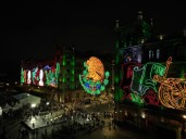 El Zócalo se ilumina con símbolos de la Independencia en el 215 aniversario