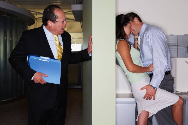 Romance secreto cuesta caro: CEO de importante empresa mundial fue despedido por mantener relación oculta con subordinada