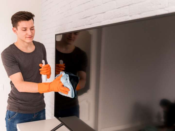 El ingrediente secreto para limpiar la pantalla del Smart TV y no rayarla