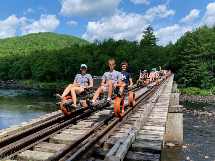 Qué es el rail biking: la atracción de ecoturismo para conocer el otro lado de ciudades como Nueva York