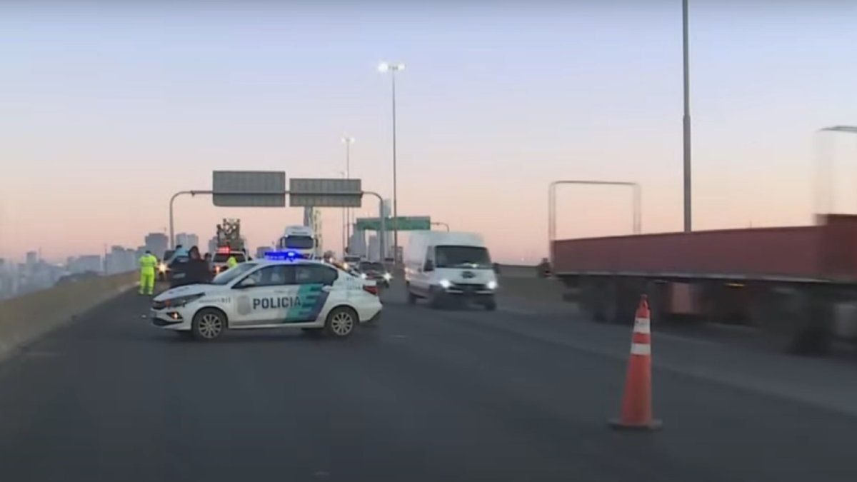 Un motociclista murió al chocar contra un camión en la Autopista Buenos Aires