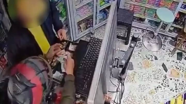 VIDEO | Momento en el que delincuentes intimidan y roban a un comerciante en Bogotá