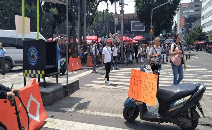 Comerciantes bloquean Izazaga y Pino Suárez; exigen reunión con el secretario de Gobierno