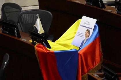 Padre de Miguel Uribe Turbay ocupó la curul de su hijo asesinado y agradeció homenaje en el Congreso