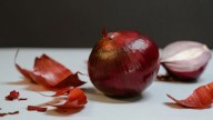 Antes de tirar los restos de cebolla, mirá estos increíbles usos que podés darle en tu cocina y el jardín