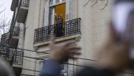 Cristina Kirchner salió al balcón a saludar a la militancia, al cumplirse tres años del intento de magnicidio