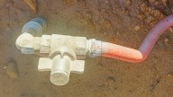Les cae multa de $22 mil por robar agua con manguera clandestina