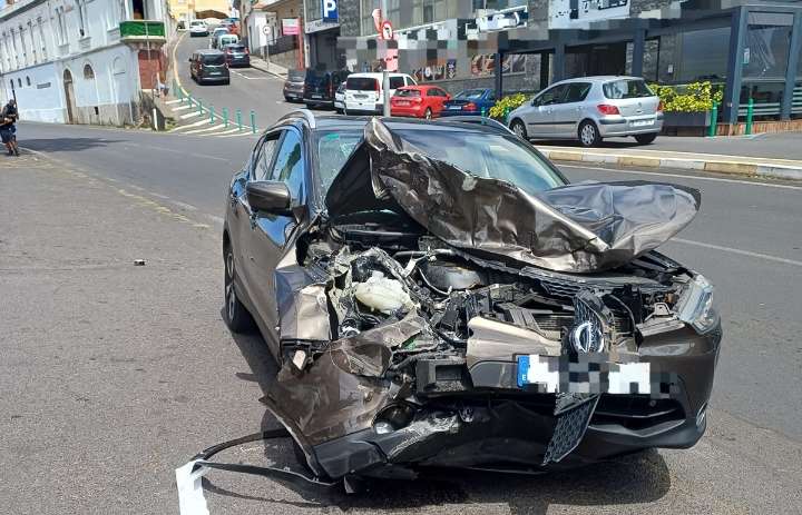 Accidente grave en Tenerife: un coche colisiona con otro aparcado y golpea a una mujer