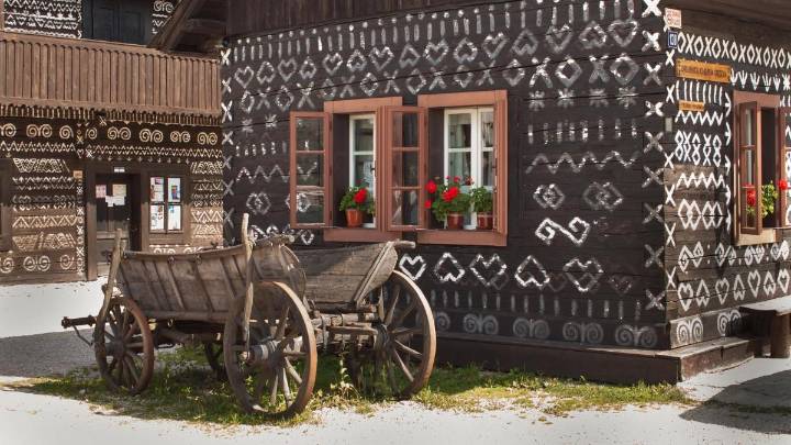 Las casas de madera 'bordadas' por las mujeres de Cicmany, en Eslovaquia