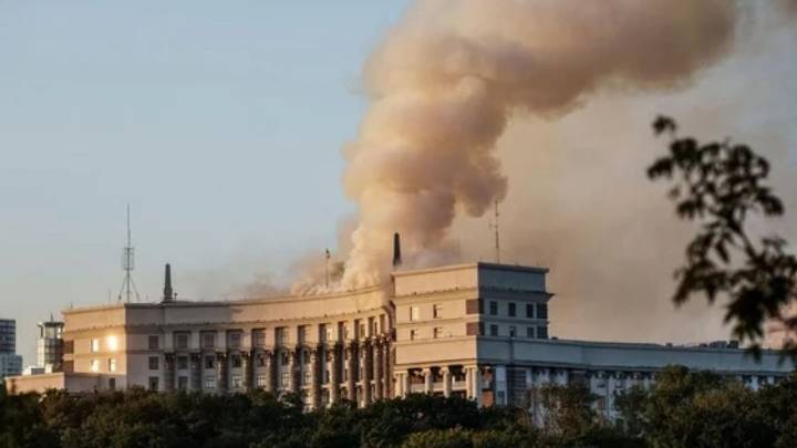 Rusia lanza mayor ataque aéreo a Ucrania; incendia edificio gubernamental