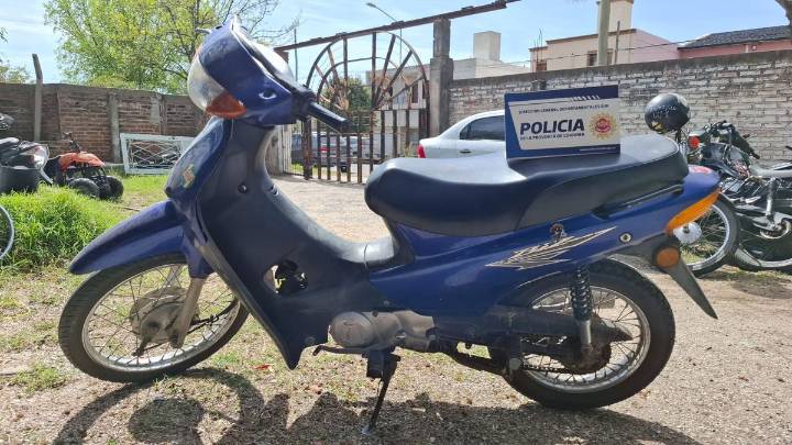Cuatro detenidos tras el robo de una moto y ataque a móvil policial en barrio San Martín
