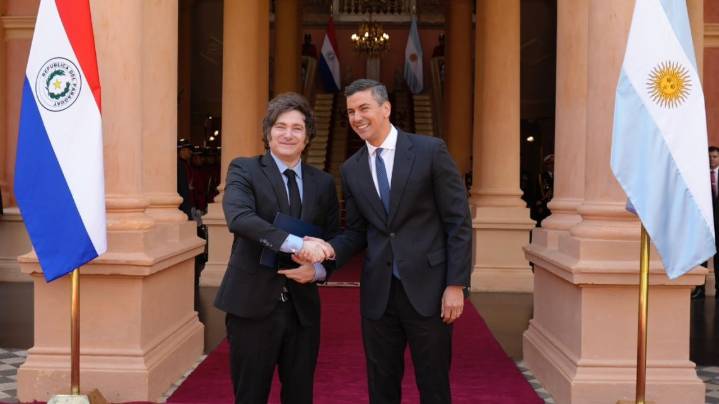 Tras la cadena nacional, Milei viaja a Paraguay para encuentros con políticos y empresarios