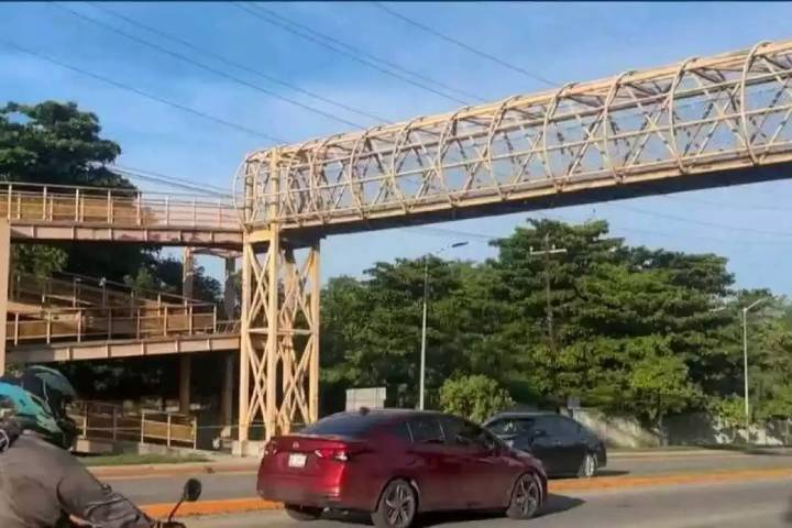 Retiran puente peatonal de la Pedro Sainz por riesgo de colapso en Ciudad del Carmen