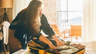 El práctico método para viajar ligero de equipaje: así se puede empacar la maleta sin dejar de llevar lo fundamental