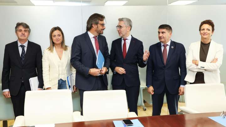 Xunta e Goberno negociarán desde outubro o traspaso de aeródromos e permisos de traballo