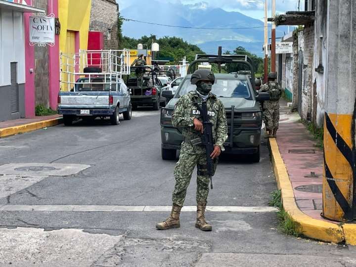 LES CAYÓ LA SEDENA Y LA GN EN TALLER MECÁNICO