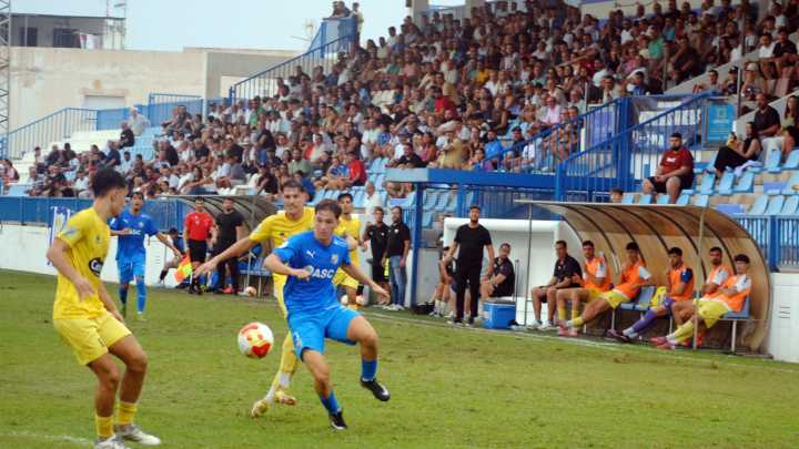 El CF Motril debuta en liga con triunfo en el derbi ante el Huétor Tájar