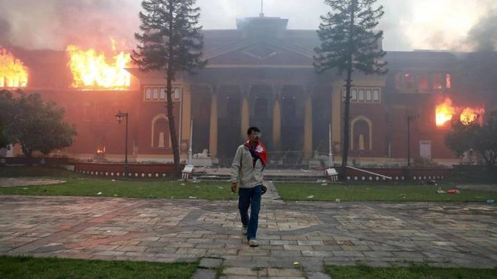 Renuncia el primer ministro de Nepal tras violentas protestas y quema del Parlamento