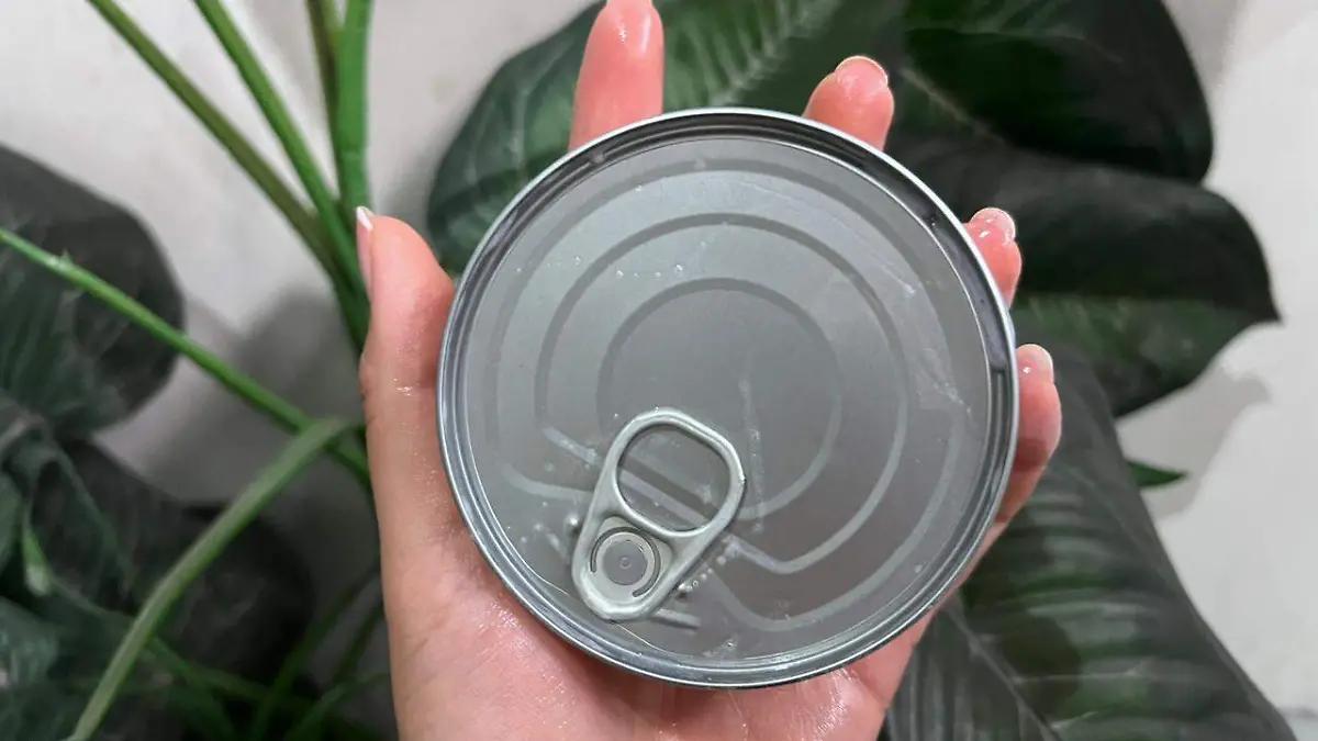 ¿Es importante lavar las latas antes de abrirlas y antes de tirarlas a la basura?