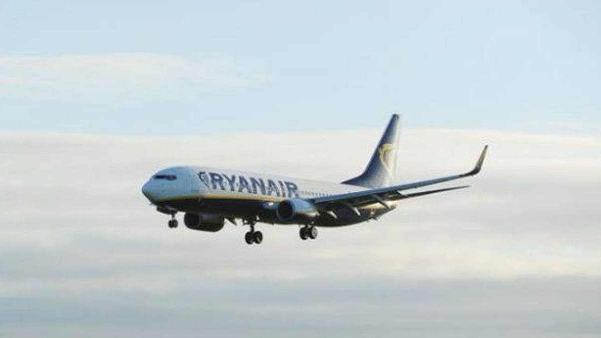Un día después de recortar 400.000 plazas en Canarias, Ryanair permite un equipaje de mano más grande y gratuito