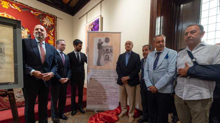 Sevilla presenta el festival a beneficio de San Bernardo y El Amor que cerrará su temporada