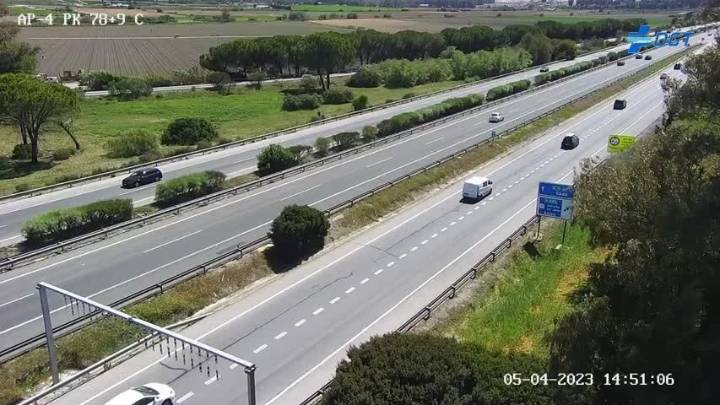 Dos policías salvan la vida a un bebé en parada cardiorrespiratoria en el arcén de la AP