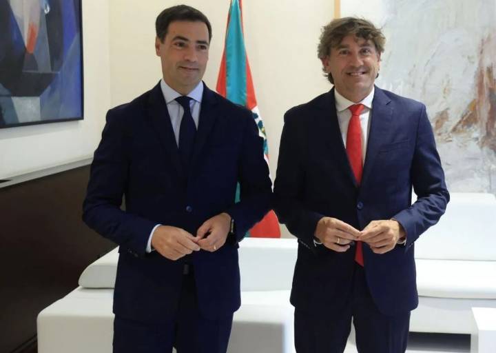 Andueza reactiva el pulso migratorio con el PNV y le acusa de verse «arrastrado por la ultraderecha»