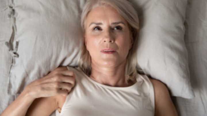 ¿Por qué algunas personas no quieren hablar al despertarse? La psicología lo explica