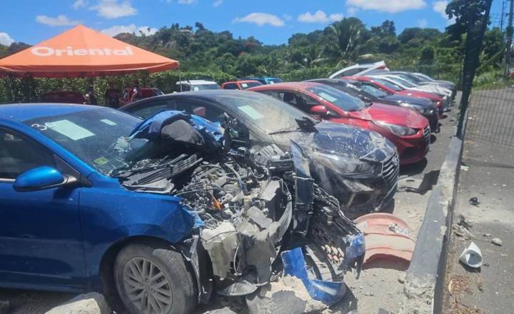 Conductora choca una docena de auto en concesionario