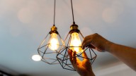 Esta es la hora ‘crítica’ en la que mantener las luces encendidas eleva considerablemente la factura de energía