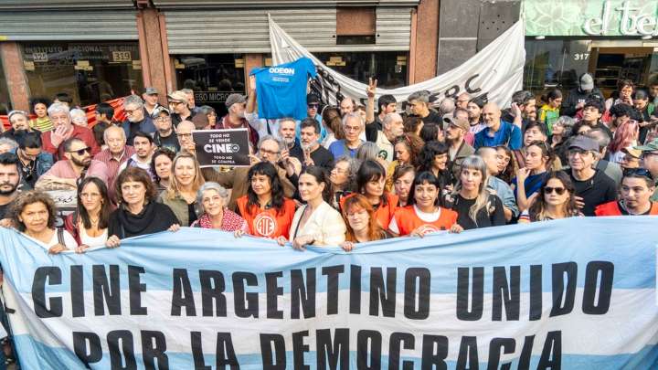 Movilización en el Incaa en defensa de Cine.Ar