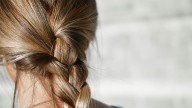 El secreto natural para cubrir las canas y fortalecer el cabello: así actúa la salvia