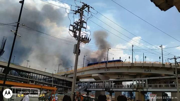 Vuelca pipa en Iztapalapa; pavoroso incendio que deja al menos 18 heridos