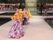 Claveles, violetas y Movida madrileña: Carolina Herrera convierte la Plaza Mayor en el centro del mundo con un desfile que rinde homenaje a la ciudad en su versión más lady