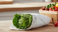 Pocos lo saben: por qué hay que envolver la lechuga en papel de cocina antes de guardarla